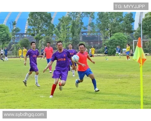 骑单车的足球明星如何在绿茵场上展现速度与激情的完美结合